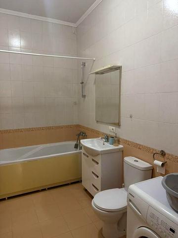 Простора однокімнатна квартира в центрі міста на Великій Васильківські