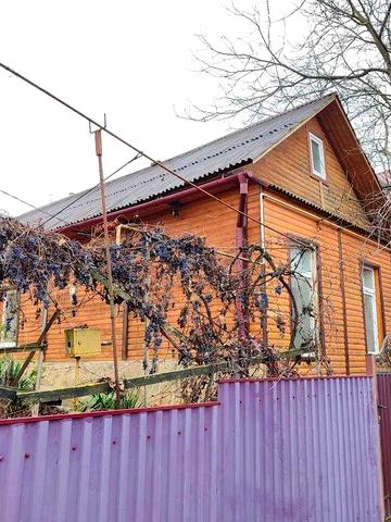 Продається будинок із земельною ділянкою 7,5 соток в Центрі м. Герца