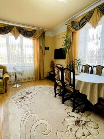 Миколи Зерова вул., 11