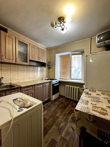 Листопадова вул., 1а