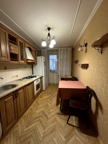 Незалежності бульв. (50 років Жовтня), 10