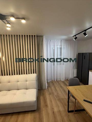 Металургів вул., 35