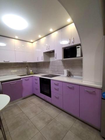 Менахем-Мендл Шнеєрсона вул. (Мініна), 1