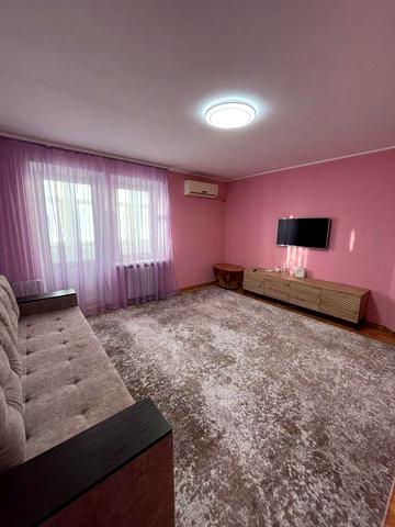 Оренда просторої трикімнатної з лічильником тепла на Леваді