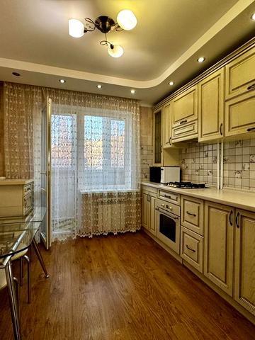 Космонавтів вул., 74