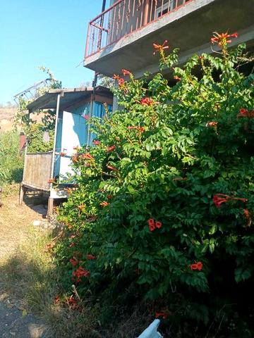 Продам  летний домик на берегу моря с красивым панорамным видом .