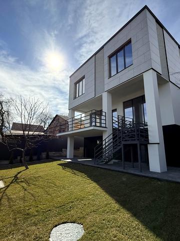 Листопадна вул., 1б/2