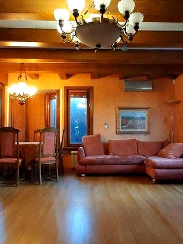 Будинок на Соломінці з особистим бомбосховищем з кухнею та кімнатою