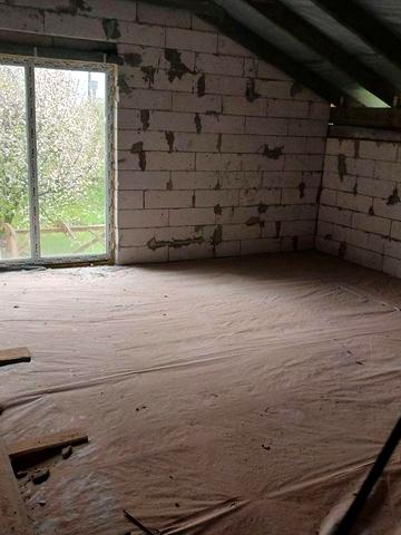 Будинок на центральній вулиці смт. Романів.