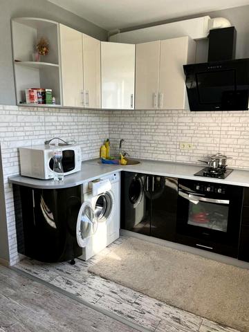 Михайла Комарова вул., 10/1