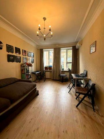 Продаж 2-кімнатна квартира в статусній сталінці в центрі міста.