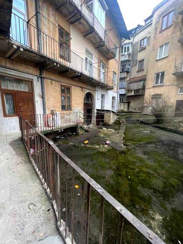 Продаж 1-кімнатної квартири в центрі Львова — вул. Карла Звіринського