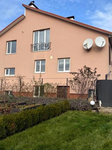 Місячна вул., 23