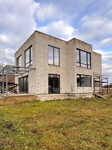 Новий будинок в передмісті