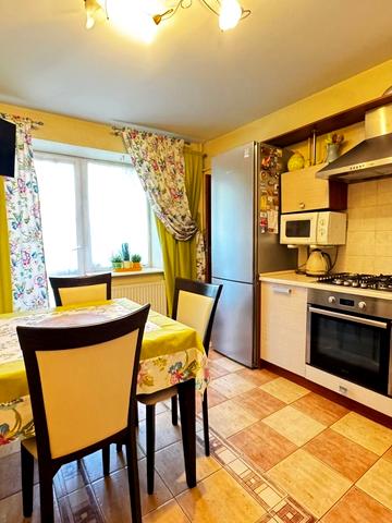 Академіка Євгена Лазаренка вул., 4б