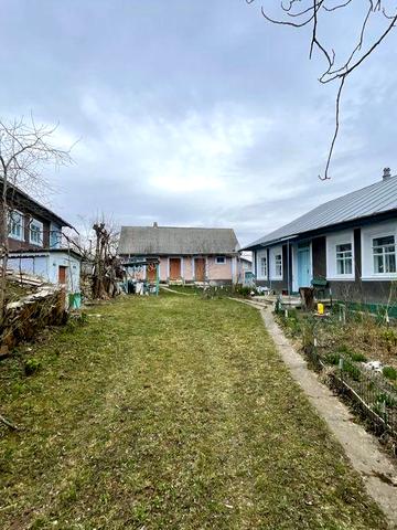 Будинок з господарськими будівлями та земельною ділянкою