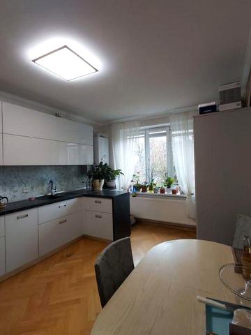 Продається трикімнатна квартира з гаражом в парковій зоні Чернівців