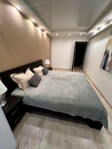 Без ріелтора!!! Продам 3-к квартиру -студію Центр 3/9 будинку з меблям