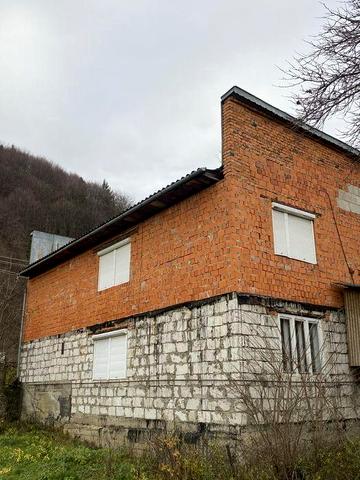 Продаю Будинок поряд з лісом в КАРПАТАХ поряд з кордоном з Європою