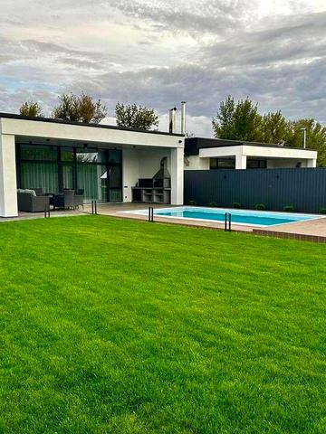 Продам дом с бассейном Новоалександровка