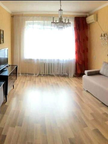 Космонавтів вул., 4