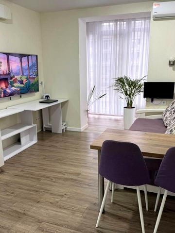 Набережна Перемоги вул., 44