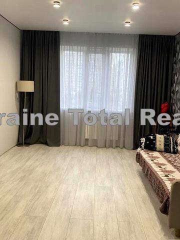 Каштанова вул., 8