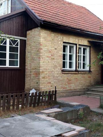 Здається    маленький будинок в селищі Козин