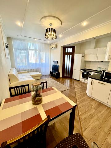 Дмитрівська вул., 82