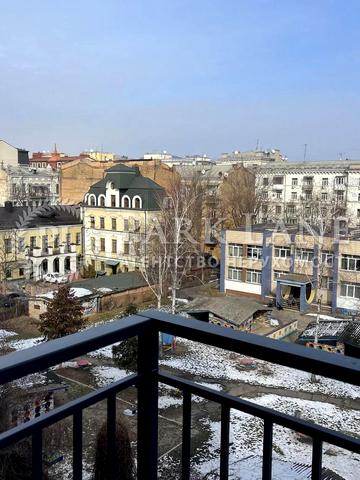 Петра Сагайдачного вул., 18