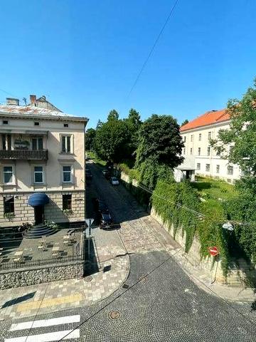 Михайла Грушевського вул., 15