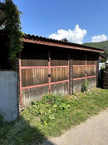 Будинок з гаражами в м. Рахів в центрі