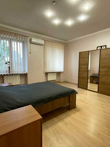 Олександра Довженка вул., 2