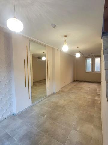 Кирила і Мефодія пл. (Миру), 27