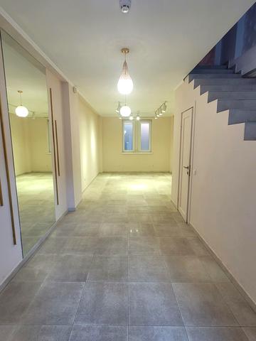 Кирила і Мефодія пл. (Миру), 27