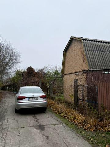 Дача з будинком в тихому місці