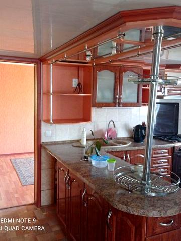 Продається половина дома з великою приватною теріторією.