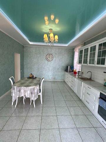 Довгострокова оренда 5к Дім Святкова вулиця