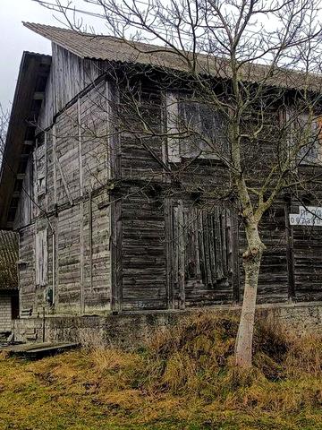 Продаж деревяного зруба з земельною ділянкою