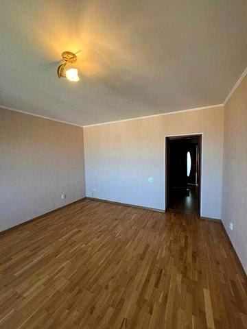 Продам 5-кімнатну квартиру на Мототреці