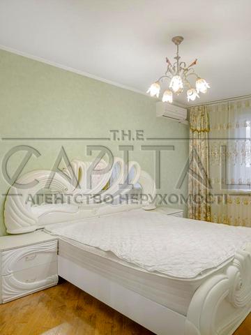 Анни Ахматової вул., 43