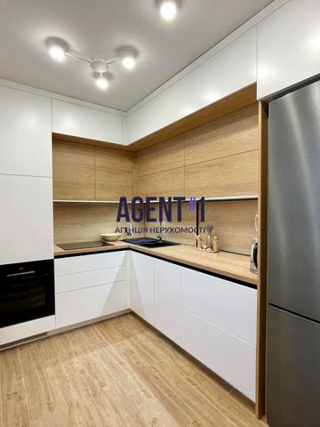 Валерія Лобановського вул., 28