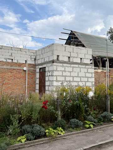 Ділянка з будинком під реконструкцію