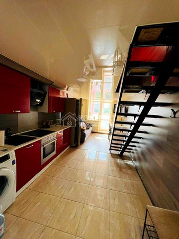 Добровольців вул., 4