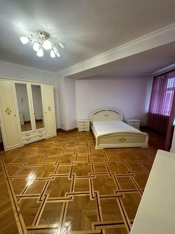 Сдам квартиру 200 кв.м.Центр