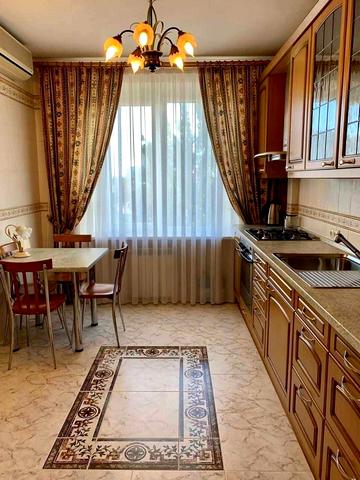 Івана Мазепи вул. (Січневого Повстання), 12-Б