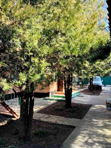 Продам двоповерховий будинок з земельною ділянкою