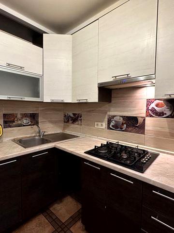 М. Котельникова, 3 - метро Святошин – 10 хв. пішки, скредина будинку