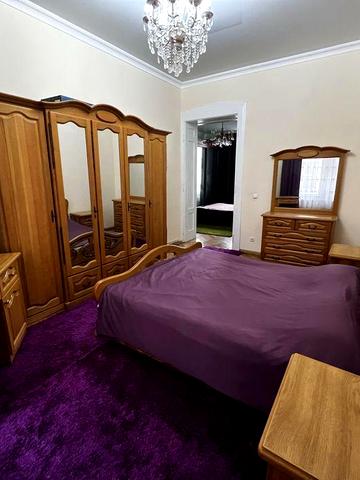 Здається на довготривалий термін квартира в центрі міста.