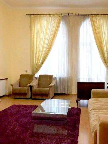 Десятинна вул., 1/3